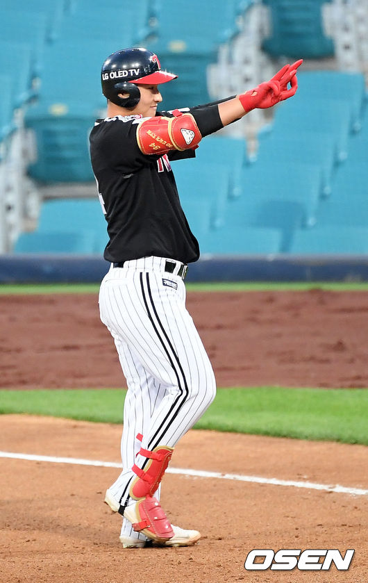 8회초 1사 주자 1,2루 LG 김호은이 동점 1타점 적시타를 날린 후 1루에서 기뻐하고 있다./ rumi@osen.co.kr