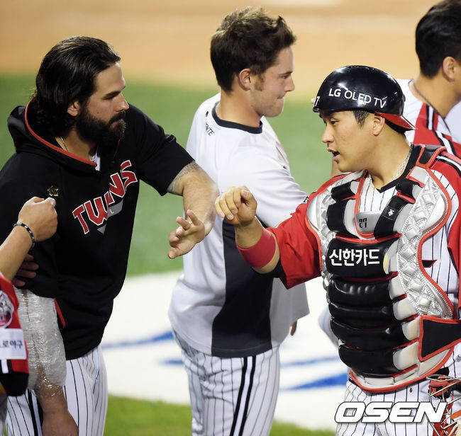 경기 종료 후 켈리와 유강남이 승리를 기뻐하고 있다. /cej@osen.co.kr