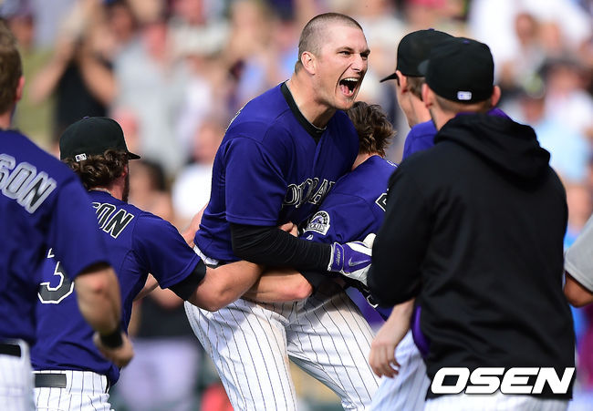 연장 10회말 2사 1루 콜로라도 브랜든 반즈가 끝내기 안타를 때린 뒤 동료들과 기뻐하고 있다./youngrae@osen.co.kr