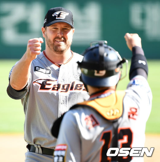 완봉승을 거둔 한화 선발 서폴드와 포수 최재훈이 주먹을 맞대며 기뻐하고 있다. / dreamer@osen.co.kr