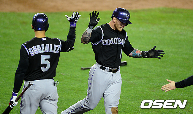 11회초 1사 2루에서 콜로라도 반즈가 블랙몬의 1타점 중전 적시타에 홈을 밟고 기뻐하고 있다. /jpnews@osen.co.kr