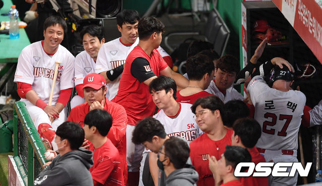 8회말 무사 1,2루 SK 이재원의 적시타 때 홈을 밟은 2루주자 로맥이 동료들의 축하를 받고 있다./sunday@osen.co.kr