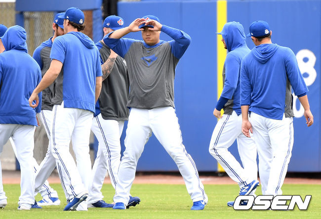 토론토 류현진을 비롯한 선수들이 외야에서 몸을 풀고 있다. /dreamer@osen.co.kr