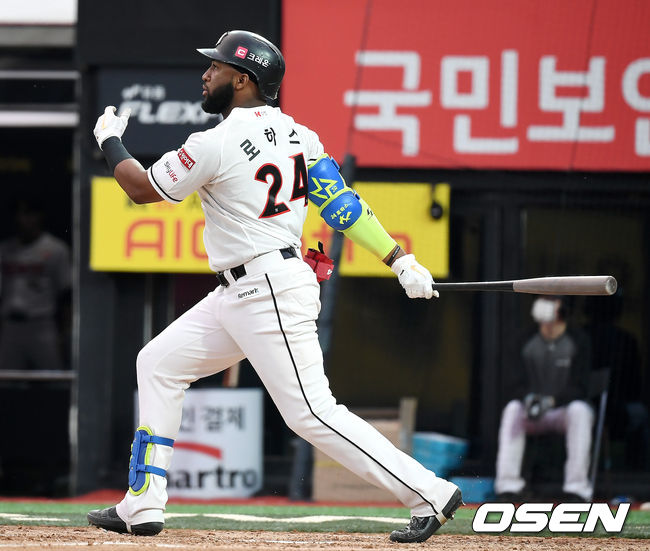 4회말 2사 2루 KT 로하스가 투런 홈런을 때려내고 있다. /youngrae@osen.co.kr
