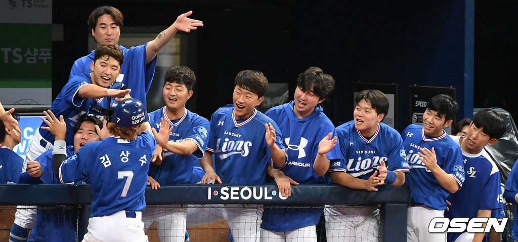 2회초 2사 1,3루에서 삼성 구자욱의 중전 적시타때 홈을 밟은 3루주자 김상수가 더그아웃에서 환호하고 있다. /sunday@osen.co.kr