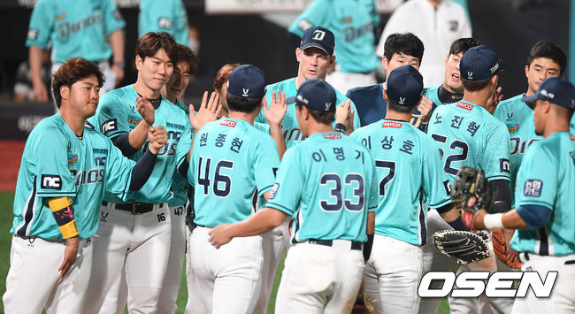승리를 거둔 NC 선수들이 기뻐하고 있다. /youngrae@osen.co.kr