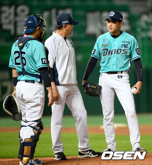 7일 인천 SK행복드림구장에서 ‘2020 신한은행 SOL KBO리그’ SK 와이번스와 NC 다이노스의 경기가 열렸다.7회말 1사 1루 NC 손민한 코치가 마운드에 올라 선발투수 구창모와 이야기를 나누고 있다./ksl0919@osen.co.kr