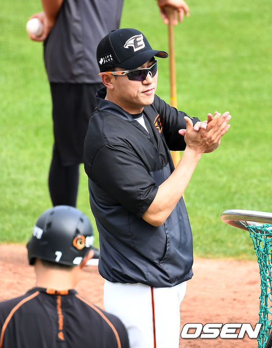 경기를 앞두고 한화 최원호 감독대행이 선수들의 훈련을 바라보며 격려하고 있다. / dreamer@osen.co.kr