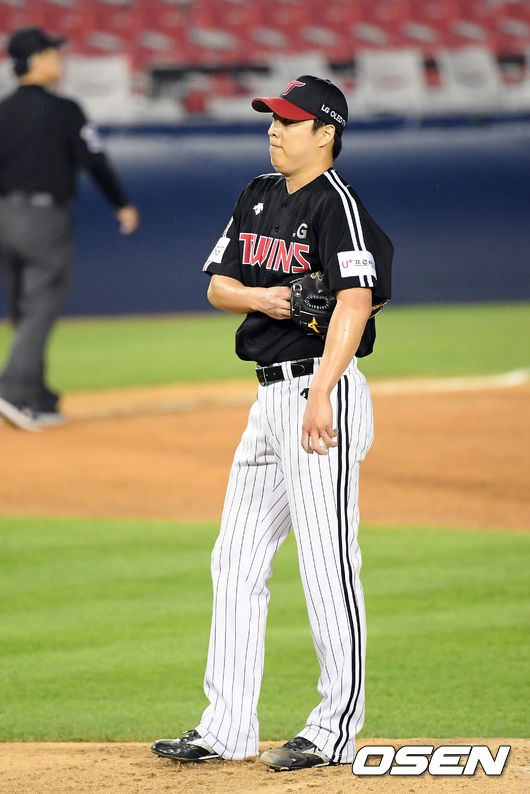 7일 오후 서울 송파구 잠실야구장에서 ‘2020 신한은행 SOL KBO리그’ 두산 베어스와 LG 트윈스의 경기가 열렸다.5회말 1사 만루 두산 박세혁에게 달아나는 우전 2타점 적시타를 허용한 LG 차우찬이 아쉬워하고 있다. /cej@osen.co.kr