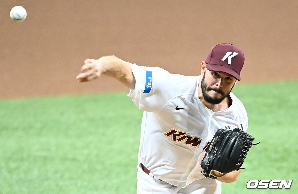 키움 선발투수 브리검이 공을 뿌리고 있다. /cej@osen.co.kr