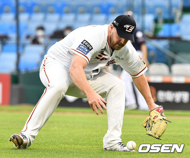 8일 대전 한화생명이글스파크에서 ‘2020 신한은행 SOL KBO리그’ 한화 이글스와 롯데 자이언츠의 경기가 열렸다.2회초 2사 2루 상황 롯데 정훈의 내야 안타 때 한화 선발 서폴드가 타구를 잡기 위해 손을 뻗고 있다. / dreamer@osen.co.kr