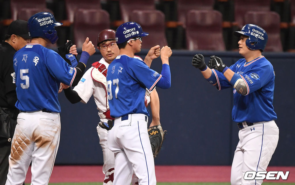 8일 오후 서울 고척스카이돔에서 '2020 신한은행 SOL KBO리그' 키움 히어로즈와 삼성 라이온즈의 경기가 열렸다.5회초 2사 2루 삼성 이원석이 투런 홈런을 때린 뒤 기뻐하고 있다. /youngrae@osen.co.kr