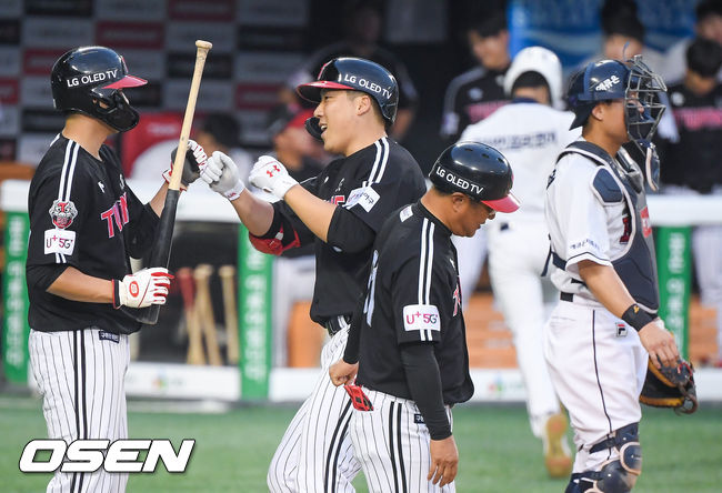 4회초 2사 1루 LG 김현수가 2점 홈런을 날린뒤 홈을 밟고 있다.  / soul1014@osen.co.kr