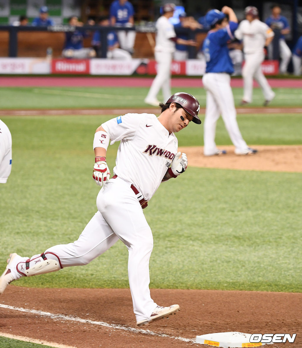 8일 오후 서울 고척스카이돔에서 '2020 신한은행 SOL KBO리그' 키움 히어로즈와 삼성 라이온즈의 경기가 열렸다.6회말 2사 1,2루 키움 박병호가 스리런 홈런을 때린 뒤 베이스를 돌고 있다. /youngrae@osen.co.kr
