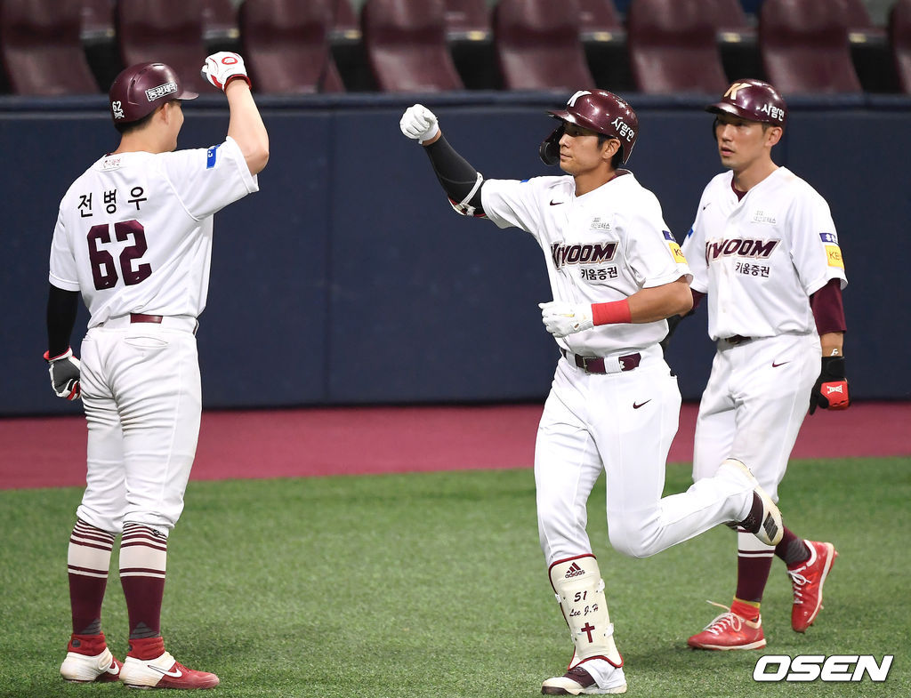 8일 오후 서울 고척스카이돔에서 '2020 신한은행 SOL KBO리그' 키움 히어로즈와 삼성 라이온즈의 경기가 열렸다.7회말 무사 1,2루 키움 이정후가 역전 스리런 홈런을 때린 뒤 동료들과 기뻐하고 있다. /youngrae@osen.co.kr