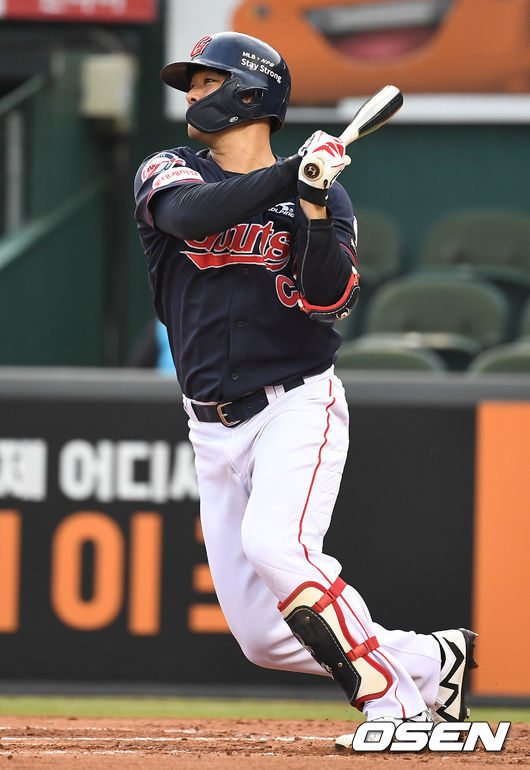 2회초 2사 1루 상황 롯데 민병헌이 달아나는 1타점 2루타를 날리고 있다. / dreamer@osen.co.kr