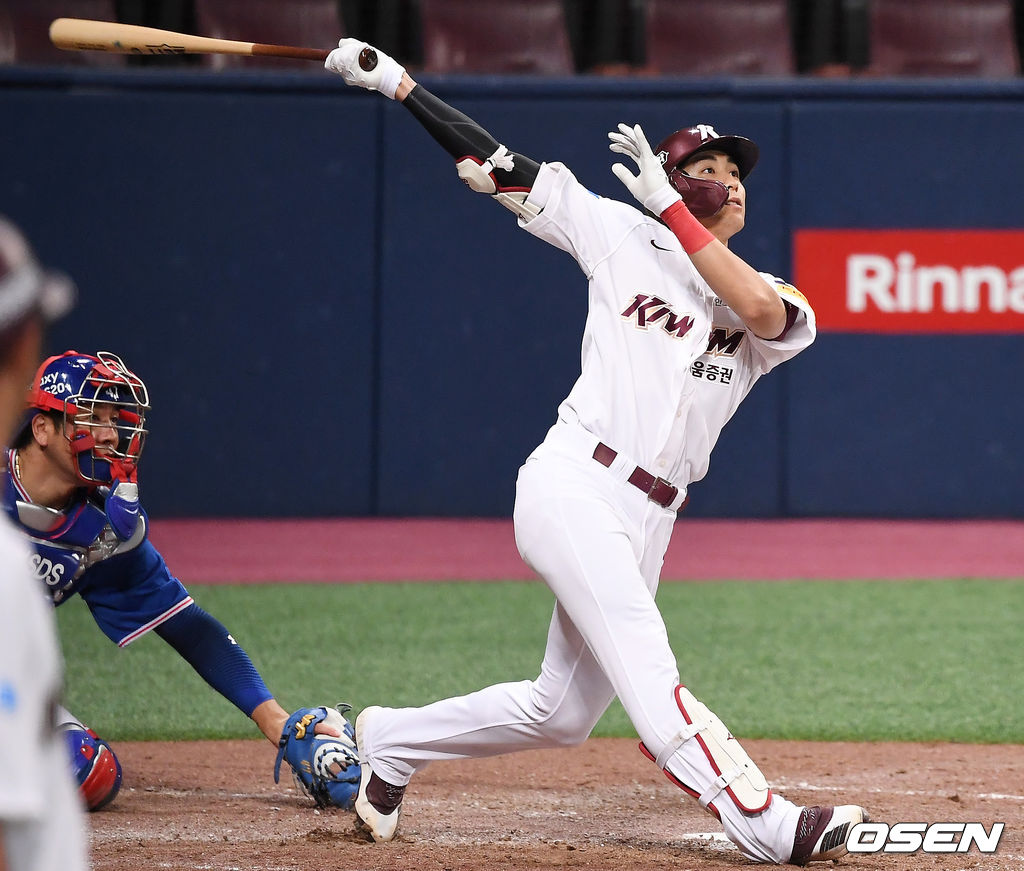 8일 오후 서울 고척스카이돔에서 '2020 신한은행 SOL KBO리그' 키움 히어로즈와 삼성 라이온즈의 경기가 열렸다.7회말 무사 1,2루 키움 이정후가 역전 스리런 홈런을 때려내고 있다. /youngrae@osen.co.kr