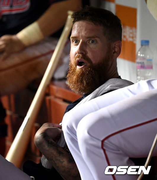 8일 대전 한화생명이글스파크에서 ‘2020 신한은행 SOL KBO리그’ 한화 이글스와 롯데 자이언츠의 경기가 열렸다.7회까지 무실점 투구를 펼친 롯데 선발 스트레일리가 더그아웃에서 그라운드를 바라보고 있다. / dreamer@osen.co.kr