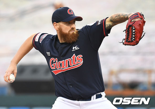 8일 대전 한화생명이글스파크에서 ‘2020 신한은행 SOL KBO리그’ 한화 이글스와 롯데 자이언츠의 경기가 열렸다.롯데 선발 스트레일리가 힘차게 공을 뿌리고 있다. / dreamer@osen.co.kr