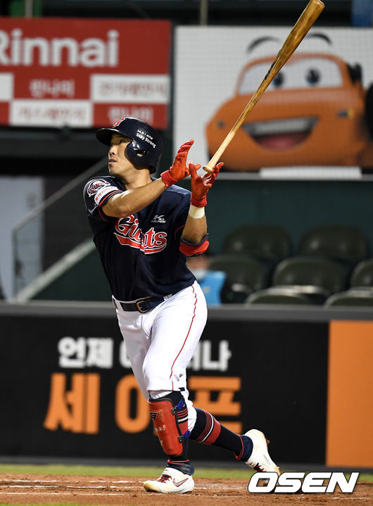 8일 대전 한화생명이글스파크에서 ‘2020 신한은행 SOL KBO리그’ 한화 이글스와 롯데 자이언츠의 경기가 열렸다.7회초 1사 2루 상황 롯데 전준우가 달아나는 중월 투런포를 날리고 있다. / dreamer@osen.co.kr