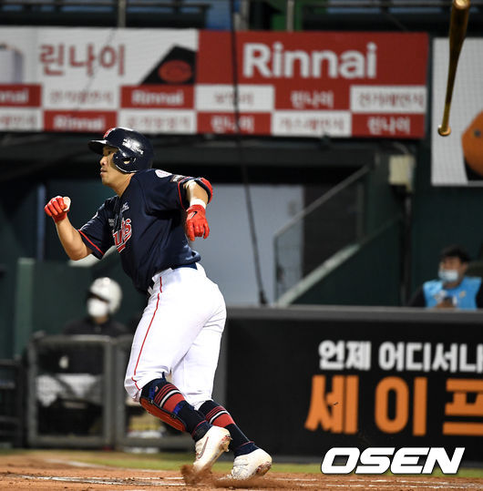 8일 대전 한화생명이글스파크에서 ‘2020 신한은행 SOL KBO리그’ 한화 이글스와 롯데 자이언츠의 경기가 열렸다.7회초 1사 2루 상황 롯데 전준우가 달아나는 중월 투런포를 날리고 있다. / dreamer@osen.co.kr