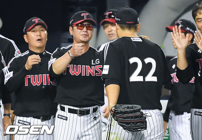 경기종료 후 LG 류중일 감독이 김현수와 하이파이브를 하고 있다  / soul1014@osen.co.kr