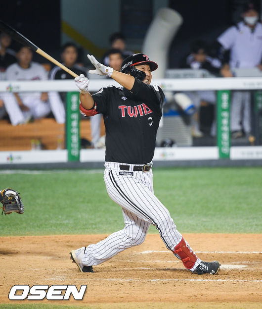 9회초 1사 2루 LG 김현수가 2점 홈런을 날리고 있다. 김현수는 이 홈런으로 KBO 통산 18번째 1000타점을 기록했다. / soull1014@osen.co.kr