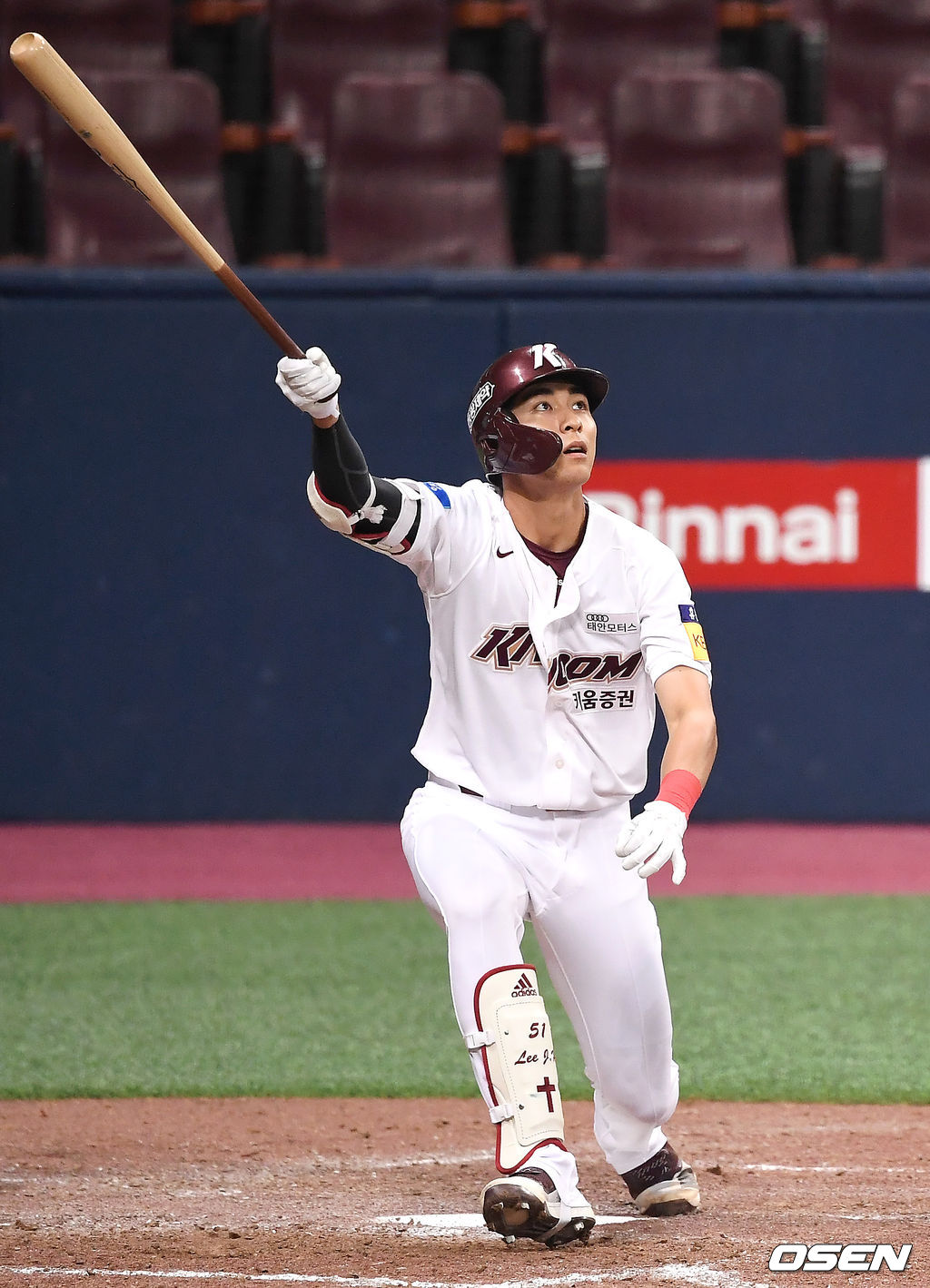 8일 오후 서울 고척스카이돔에서 '2020 신한은행 SOL KBO리그' 키움 히어로즈와 삼성 라이온즈의 경기가 열렸다.7회말 무사 1,2루 키움 이정후가 역전 스리런 홈런을 때려내고 있다. /youngrae@osen.co.kr