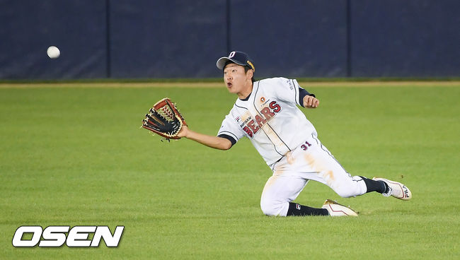 8일 오후 서울 잠실구장에서 KBO리그 두산 베어스와 LG 트윈스의 경기가 진행됐다.8회초 LG 선두타자 유강남의 안타성 타구를 정수빈 중견수가 호수비 펼치며 잡아내고 있다./ soull1014@osen.co.kr