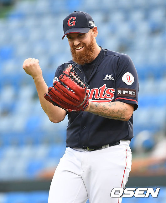 1회초 무사 1루 상황 한화 최진행을 병살타로 이끈 롯데 선발 스트레일리가 야수들을 바라보며 기뻐하고 있다. / dreamer@osen.co.kr