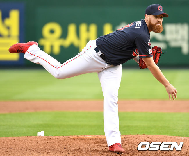 8일 대전 한화생명이글스파크에서 ‘2020 신한은행 SOL KBO리그’ 한화 이글스와 롯데 자이언츠의 경기가 열렸다.롯데 선발 스트레일리가 힘차게 공을 뿌리고 있다. / dreamer@osen.co.kr