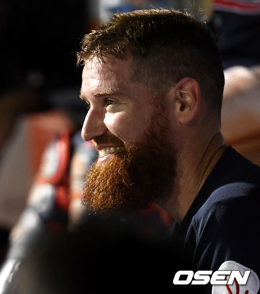 8일 대전 한화생명이글스파크에서 ‘2020 신한은행 SOL KBO리그’ 한화 이글스와 롯데 자이언츠의 경기가 열렸다.7회까지 무실점 투구를 펼친 롯데 선발 스트레일리가 더그아웃에서 그라운드를 바라보고 있다. / dreamer@osen.co.kr