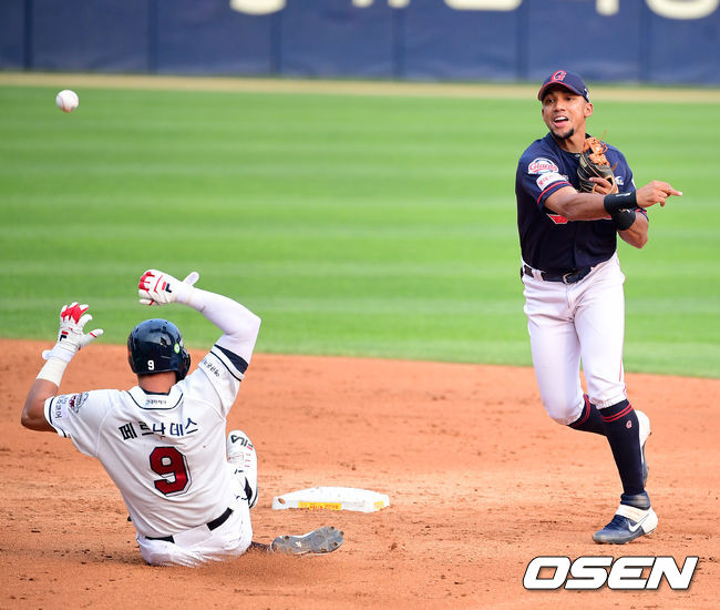 4회말 1사 1루에서 롯데 마차도가 두산 김재환의 2루땅볼에 페르난데스를 포스아웃시키고1루로 송구하고 있다. /jpnews@osen.co.kr
