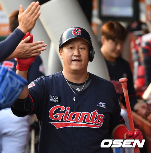 롯데 이대호가 달아나는 좌월 솔로포를 날리고 더그아웃 동료들과 인사를 나누고 있다. KBO리그 9번째 12년 연속 10홈런 기록 달성. / dreamer@osen.co.kr