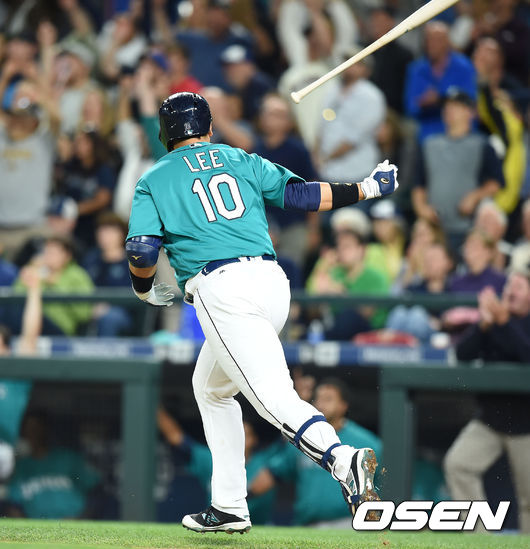 2016년 미국 메이저리그 시애틀 시절 이대호가 투런 홈런을 때린 뒤 배트를 던지고 있다. / youngrae@osen.co.kr