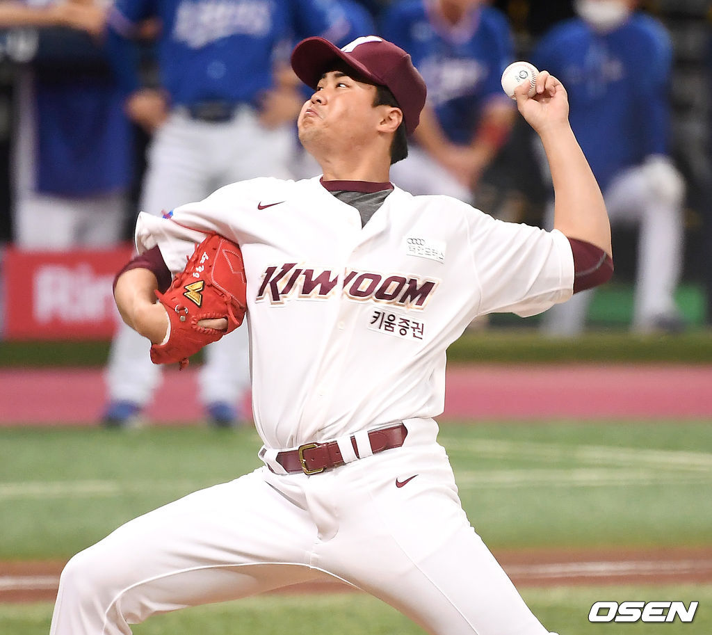 8일 오후 서울 고척스카이돔에서 '2020 신한은행 SOL KBO리그' 키움 히어로즈와 삼성 라이온즈의 경기가 열렸다.7회초 키움 이영준이 역투하고 있다. /youngrae@osen.co.kr