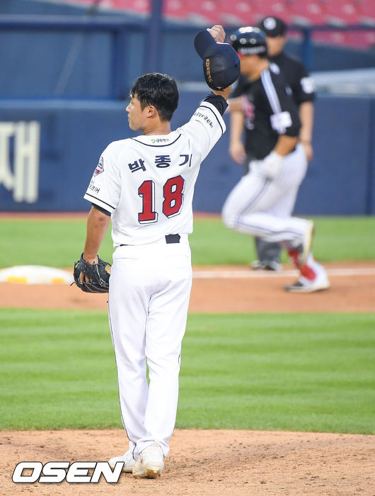 4회초 2사 1루 두산 박종기 선발투수가 LG 김현수에게 2점 홈런을 허용한뒤 아쉬워하고 있다.  / soul1014@osen.co.kr