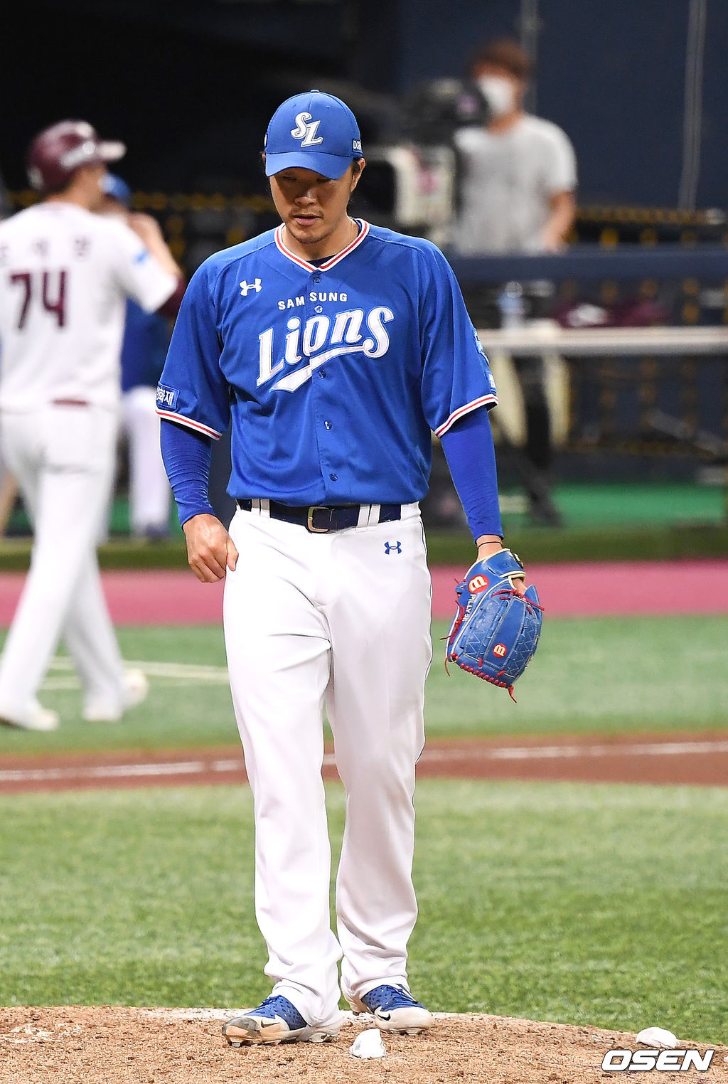 8일 오후 서울 고척스카이돔에서 '2020 신한은행 SOL KBO리그' 키움 히어로즈와 삼성 라이온즈의 경기가 열렸다.7회말 무사 1,2루 삼성 장필준이 키움 이정후에게 역전 스리런 홈런을 허용한 뒤 아쉬워하고 있다. /youngrae@osen.co.kr