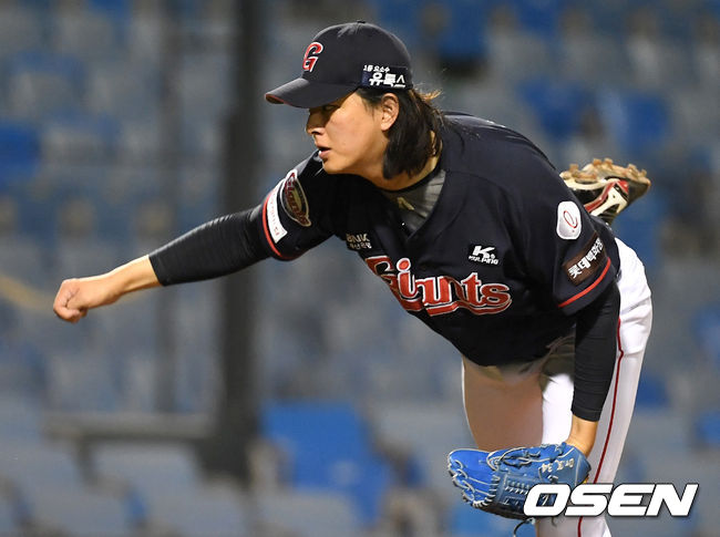 롯데 투수 김원중이 힘차게 공을 뿌리고 있다. / dreamer@osen.co.kr