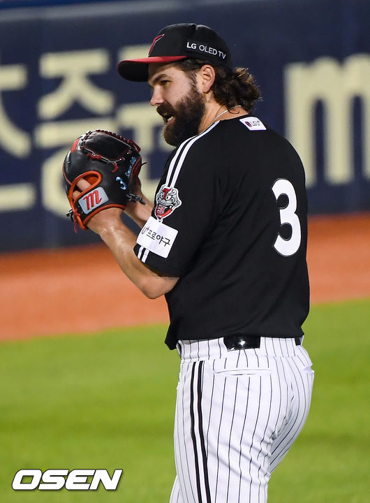 6회말 2실점 허용한 LG 선발투수 켈리가 이닝종료 후 박수를 치며 더그아웃으로 들어가고 있다. / soull1014@osen.co.kr