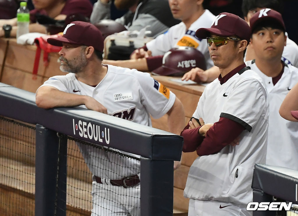 키움 히어로즈가 주중 3연전 위닝시리즈를 챙겼다.키움은 9일 서울 고척스카이돔에서 열린 ‘2020 신한은행 SOL KBO리그’ 삼성 라이온즈와의 홈경기에서 4-2로 승리하고 2연승을 달렸다.선발투수 요키시는 7이닝 8피안타 5탈삼진 2실점 호투로 시즌 8승을 챙겼다. 안우진(1이닝 무실점)-조상우(1이닝 무실점)로 이어지는 필승조는 무실점 투구로 팀 승리를 지켰다. 조상우는 시즌 14세이브를 수확했다.9회초 키움 손혁 감독과 나이트 코치가 그라운드를 바라보고 있다./ks0919@osen.co.kr