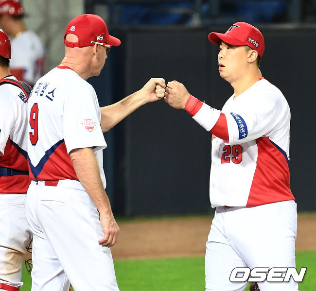 승리를 거둔 KIA 윌리엄스 감독과 나지완이 인사를 나누고 있다. /dreamer@osen.co.kr