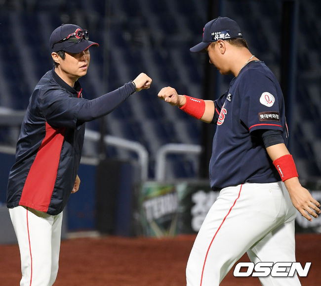 롯데 이대호(오른쪽)와 허문회 감독이 하이파이브를 하고 있다. / rumi@osen.co.kr