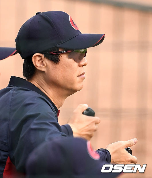 롯데 허문회 감독이 초시계를 들고 경기를 주시하고 있다. / dreamer@osen.co.kr