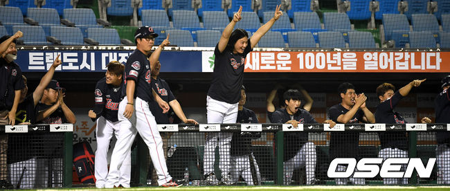 롯데 더그아웃 선수들이 환호하고 있다. / dreamer@osen.co.kr