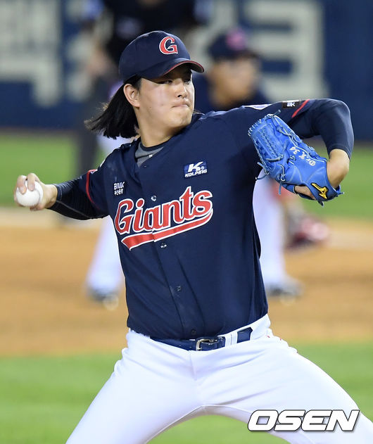 9회말 마운드에 오른 롯데 김원중이 공을 뿌리고 있다. /cej@osen.co.kr