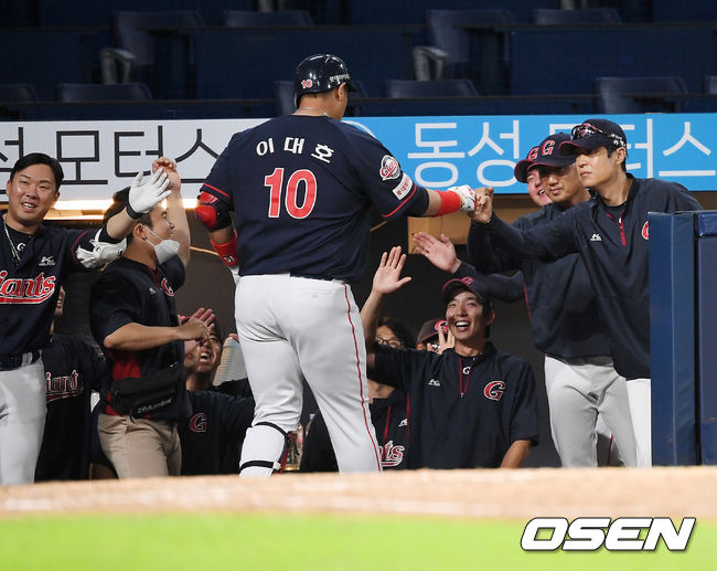 연장 11회초 무사 1루 롯데 이대호가 좌월 2점홈런을 날린 후 덕아웃으로 들어가고 있다. / rumi@osen.co.kr