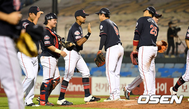 경기를 마치고 승리를 거둔 롯데 선수들이 하이파이브를 나누고 있다. / dreamer@osen.co.kr
