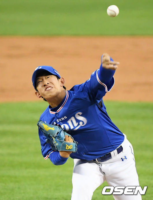 18일 서울 송파구 잠실야구장에서 ‘2020 신한은행 SOL KBO리그’ 두산 베어스와 삼성 라이온즈의 경기가 열렸다.1회말 마운드에 오른 삼성 선발 허윤동이 공을 뿌리고 있다. /cej@osen.co.kr