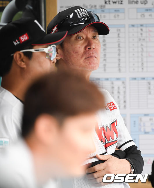 2회말 KT 이강철 감독이 경기를 지켜보고 있다/soul1014@osen.co.kr